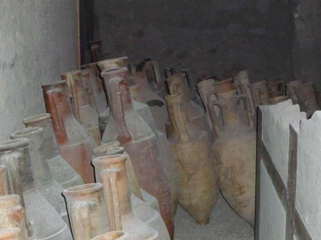 Oplontis, September 2015. Room 22, amphorae. Photo courtesy of Buzz Ferebee.