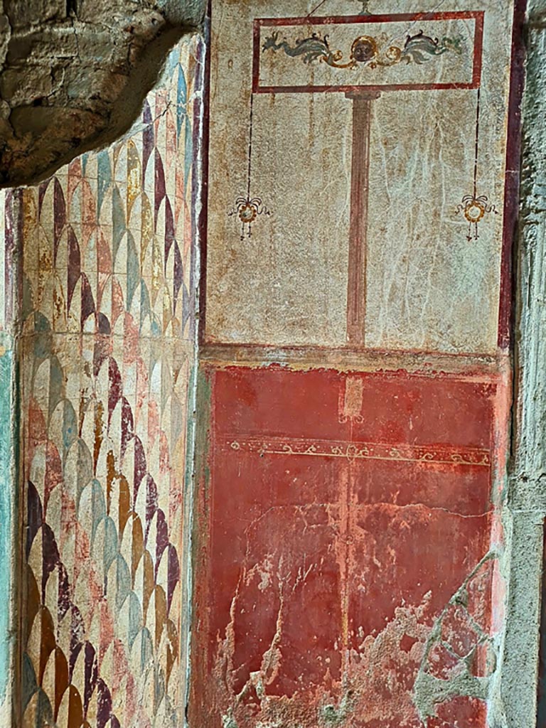 Oplontis Villa of Poppea, October 2023.
Portico 24, detail of decoration on upper west side of embedded column in south-east corner.
Photo courtesy of Giuseppe Ciaramella.