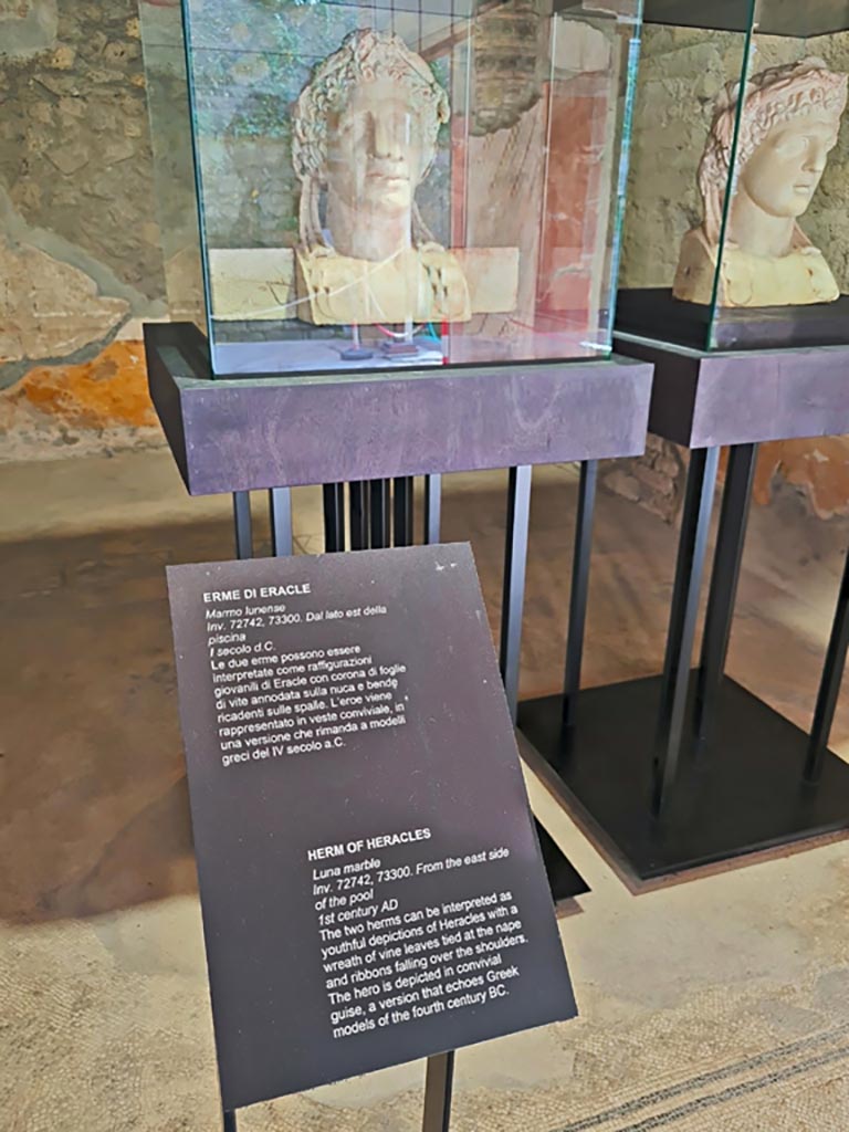 Oplontis Villa of Poppea, October 2023.
Room 25, two herms with description card. Photo courtesy of Giuseppe Ciaramella.