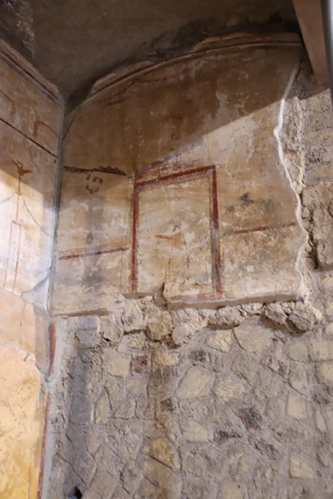 Oplontis Villa of Poppea, May 2024.
Room 27, detail of painted north wall at side of lararium. Photo courtesy of Klaus Heese.