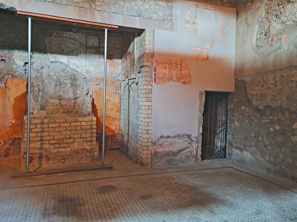 Oplontis Villa of Poppea, October 2023.
Room 27, looking towards west wall with lararium and doorway to room 2 in north-west corner. Photo courtesy of Giuseppe Ciaramella.