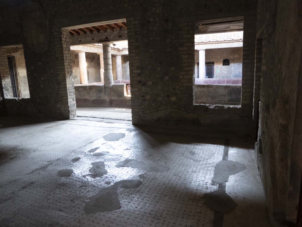 Oplontis Villa of Poppea, September 2017.
Room 27, looking towards east wall, with two windows and doorway to enclosed peristyle no.32.
Foto Annette Haug, ERC Grant 681269 DÉCOR.