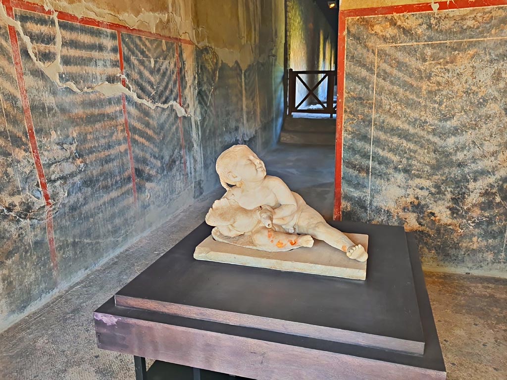 Oplontis Villa of Poppea, October 2023.
Corridor 63, marble statue of young boy and goose on display, but may have been from room 32 . Photo courtesy of Giuseppe Ciaramella.