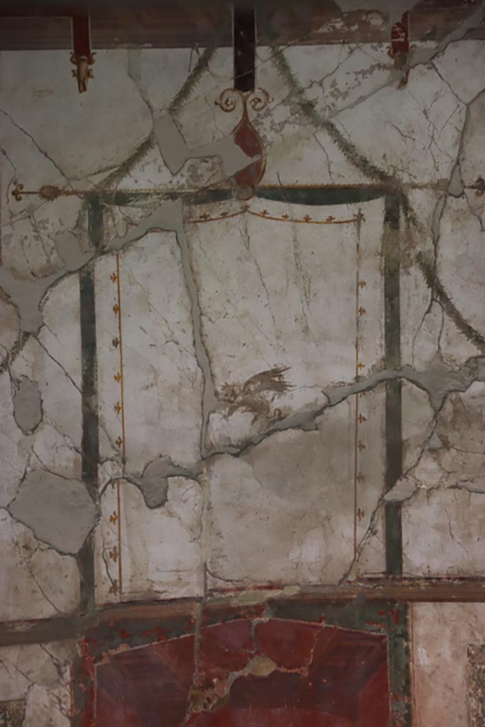 Oplontis Villa of Poppea, May 2024.
Room 41, detail from upper west wall in centre of alcove, griffin. Photo courtesy of Klaus Heese.