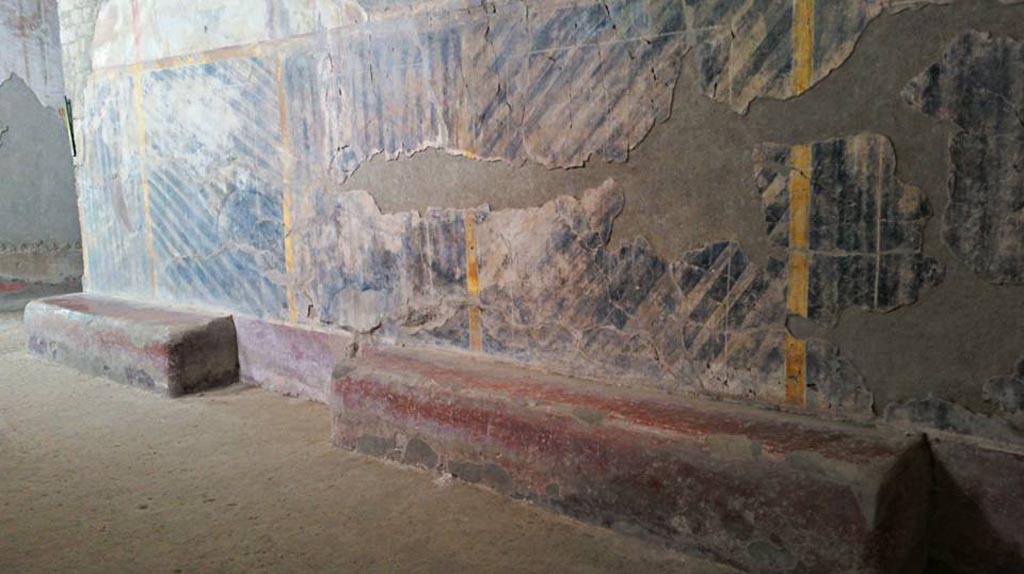 Oplontis Villa of Poppea, April 2016.
Corridor 46, detail of benches and painted wall decoration on south wall. Looking east. Photo courtesy of Giuseppe Ciaramella.