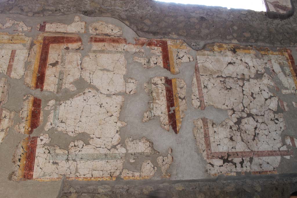 Oplontis Villa of Poppea, March 2014. Corridor 46, detail from upper south wall.
Foto Annette Haug, ERC Grant 681269 DÉCOR.
