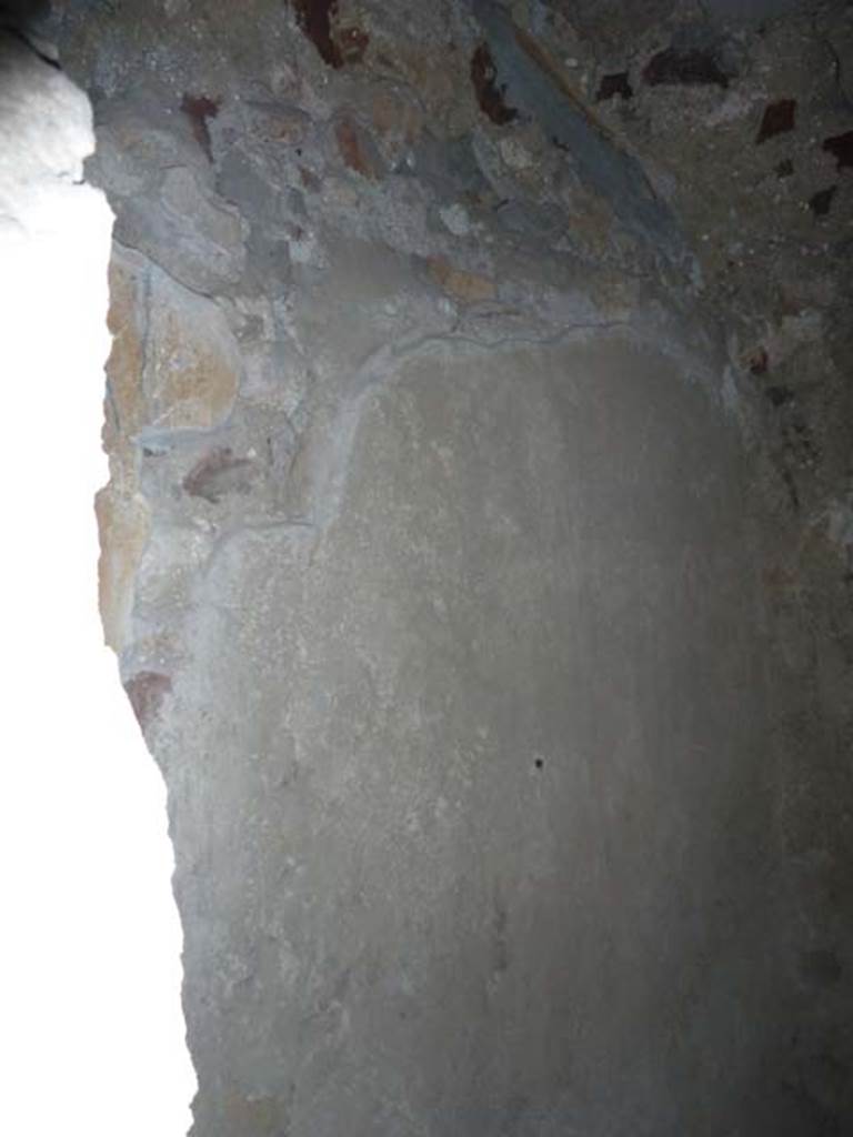 Oplontis, September 2015. Room 49, remains of painted decoration on south wall of recess in south wall on west side of doorway.