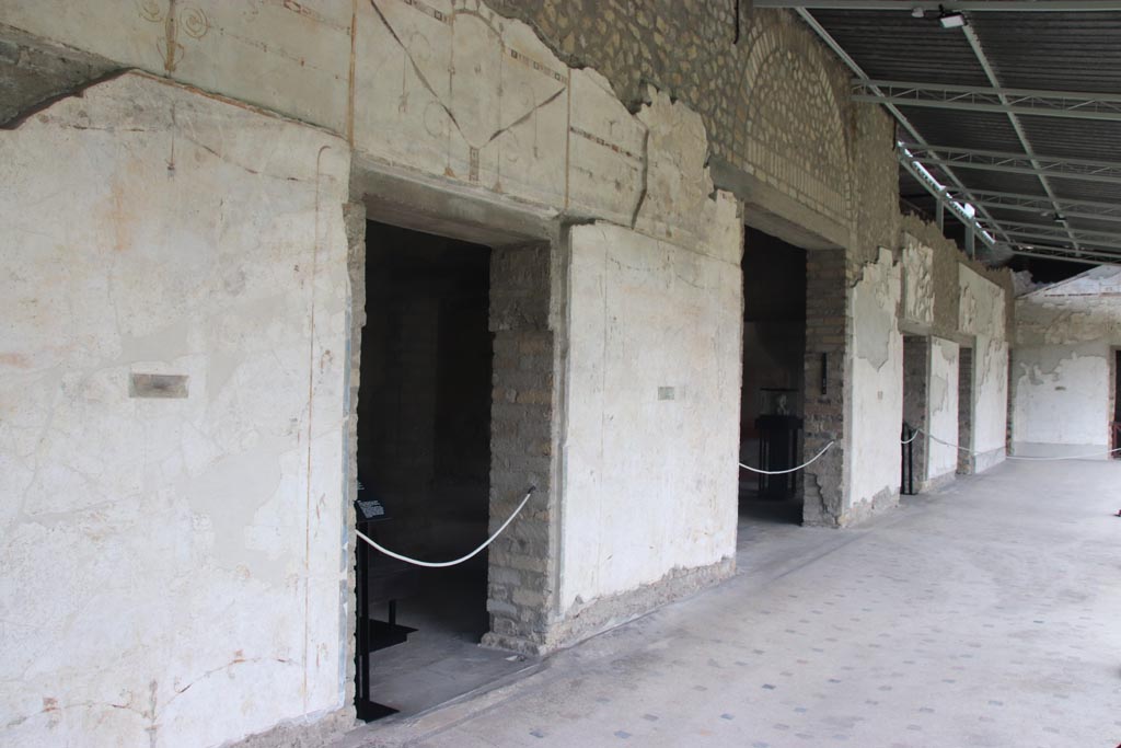 Villa of Poppaea, Oplontis, October 2023.
Portico 60, painted decoration on west wall, with south side of doorway to room 72, on left. Photo courtesy of Klaus Heese.