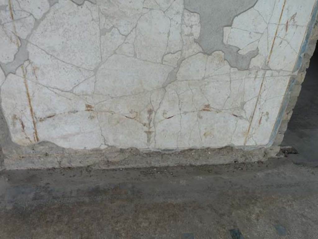 Oplontis, September 2015. Room 60, painted decoration on west wall, on south side of doorway to room 72.