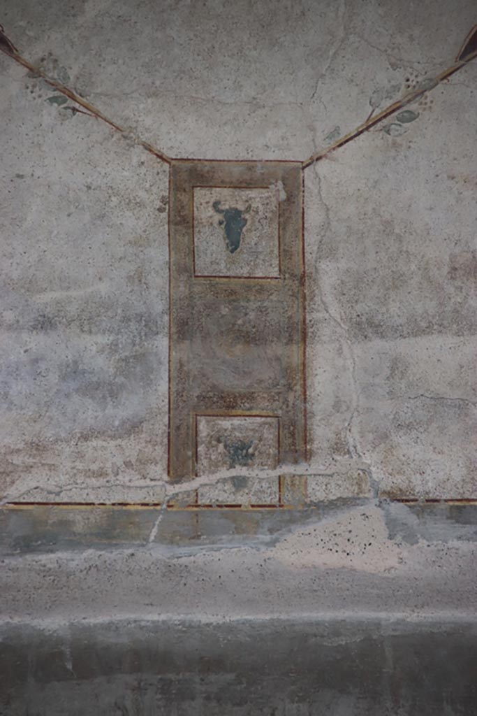 Villa of Poppaea, Oplontis, October 2023.
Area 60, detail of painted decoration from west portico wall, above the doorway to room 72, in centre.
Photo courtesy of Klaus Heese.