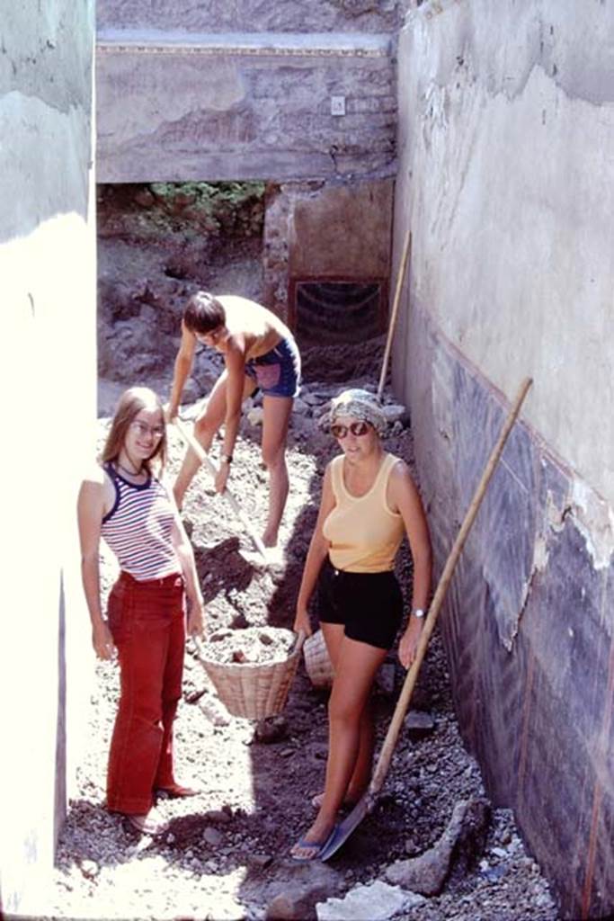 Oplontis, 1975. Room 63, looking east, in process of excavation. Photo by Stanley A. Jashemski.
Source: The Wilhelmina and Stanley A. Jashemski archive in the University of Maryland Library, Special Collections (See collection page) and made available under the Creative Commons Attribution-Non Commercial License v.4. See Licence and use details. J74f0910