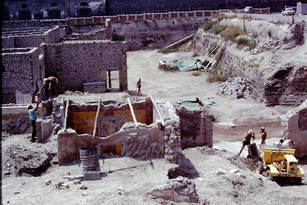 Oplontis, 1975. Looking west towards the rooms 75/68, and through doorway of room 69 to north garden, on the right. Photo by Stanley A. Jashemski.
Source: The Wilhelmina and Stanley A. Jashemski archive in the University of Maryland Library, Special Collections (See collection page) and made available under the Creative Commons Attribution-Non Commercial License v.4. See Licence and use details. J75f0157