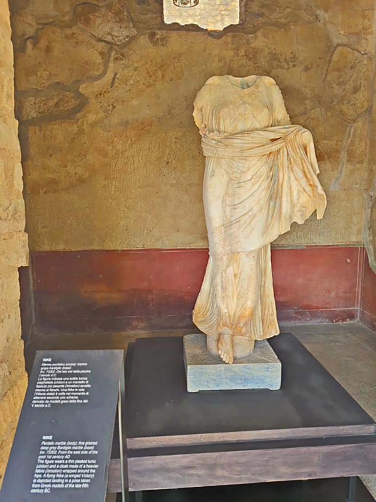 Oplontis Villa of Poppea, October 2023.
Room 72, looking west through doorway with marble statue of Nike on display, but found on the east side of the pool.
Photo courtesy of Giuseppe Ciaramella.