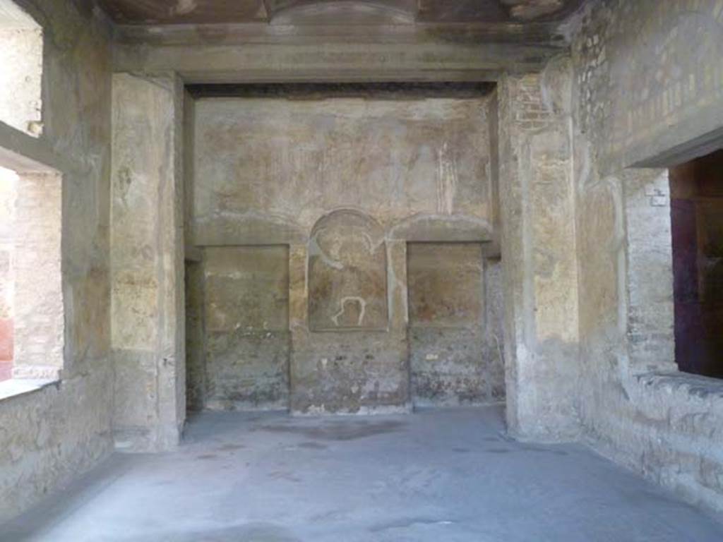Oplontis Villa of Poppea, May 2011. Area 73 with niche/recess set into west wall, at rear of room 74.
Room 74, with window on south and north sides, into small courtyard gardens. Photo courtesy of Michael Binns.
Photo courtesy of Michael Binns.