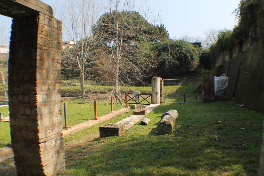 Oplontis Villa of Poppea, March 2014. Looking east from end of room 81, towards area 86.
Foto Annette Haug, ERC Grant 681269 DÉCOR.