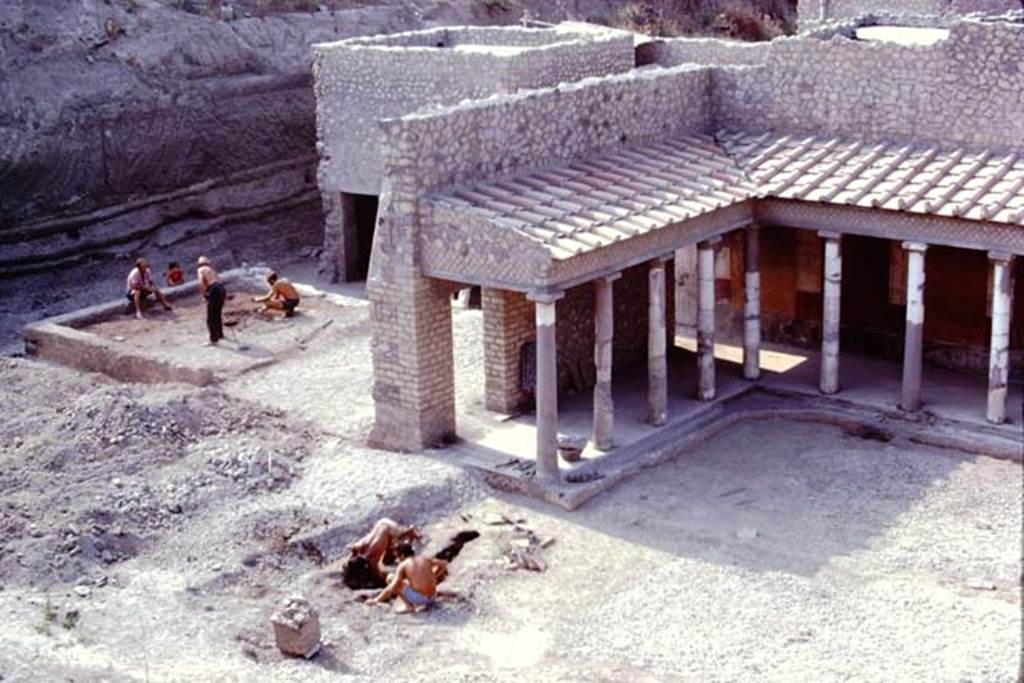 Oplontis, 1974. Excavating at the east end of the north garden. Photo by Stanley A. Jashemski.   
Source: The Wilhelmina and Stanley A. Jashemski archive in the University of Maryland Library, Special Collections (See collection page) and made available under the Creative Commons Attribution-Non Commercial License v.4. See Licence and use details. J74f0610
