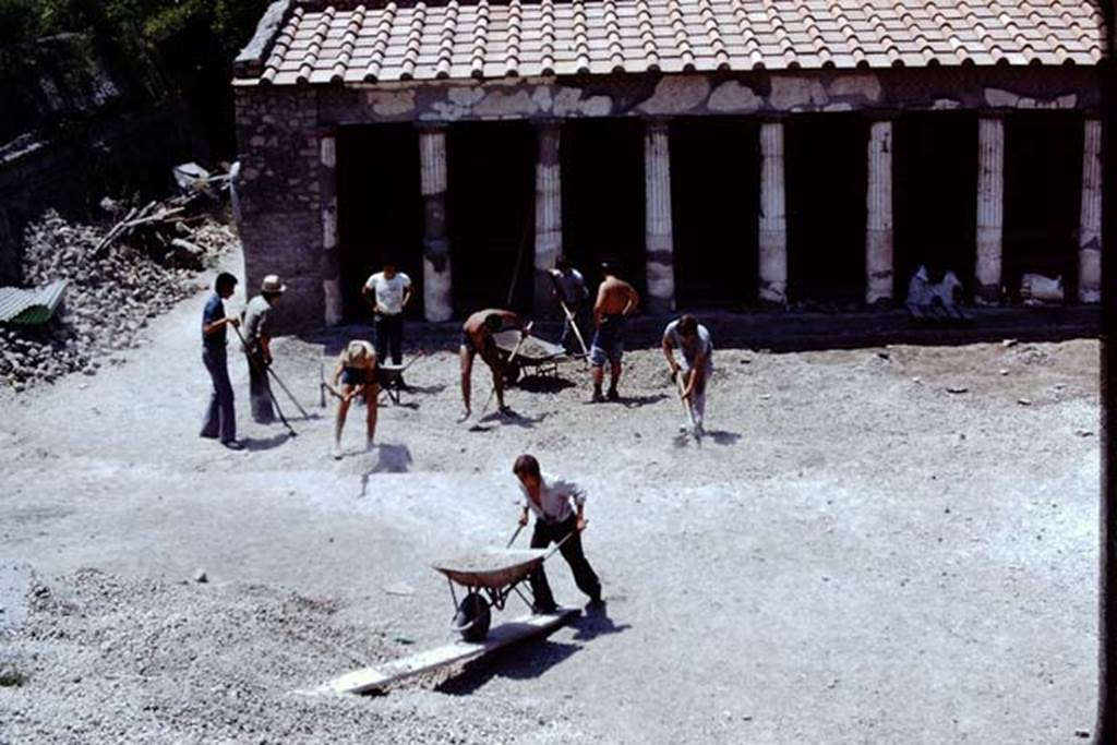 Oplontis Villa of Poppea, 1975 or 1974. Area 59, the south-east peristyle. Looking west during garden excavation. Photo by Stanley A. Jashemski.
Source: The Wilhelmina and Stanley A. Jashemski archive in the University of Maryland Library, Special Collections (See collection page) and made available under the Creative Commons Attribution-Non Commercial License v.4. See Licence and use details. J74f0875