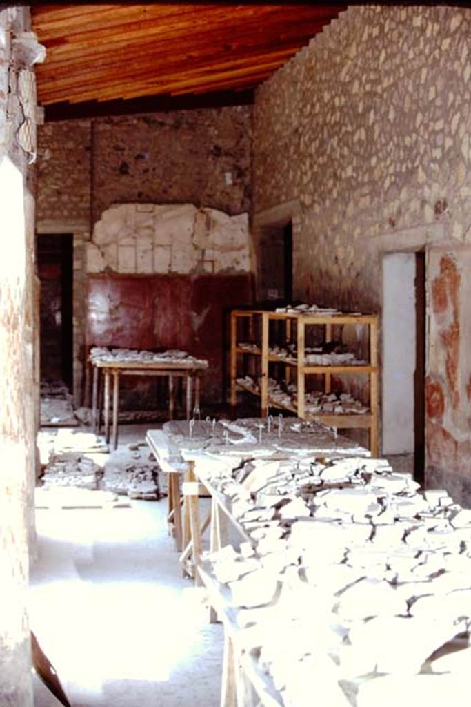 Oplontis Villa of Poppea, 1975. Workshop of restorers. Photo by Stanley A. Jashemski.
Source: The Wilhelmina and Stanley A. Jashemski archive in the University of Maryland Library, Special Collections (See collection page) and made available under the Creative Commons Attribution-Non Commercial License v.4. See Licence and use details. J75f0335