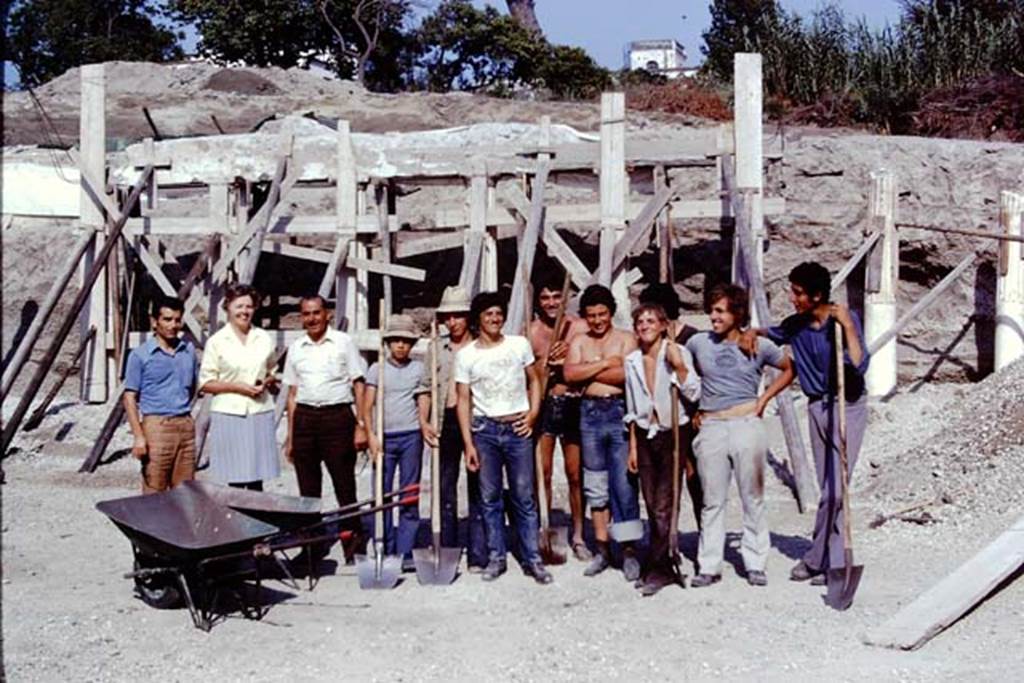 Oplontis, 1975. Group photo on the last day in the south-east peristyle, before starting again in the north garden. Photo by Stanley A. Jashemski.
Source: The Wilhelmina and Stanley A. Jashemski archive in the University of Maryland Library, Special Collections (See collection page) and made available under the Creative Commons Attribution-Non Commercial License v.4. See Licence and use details. J74f0891