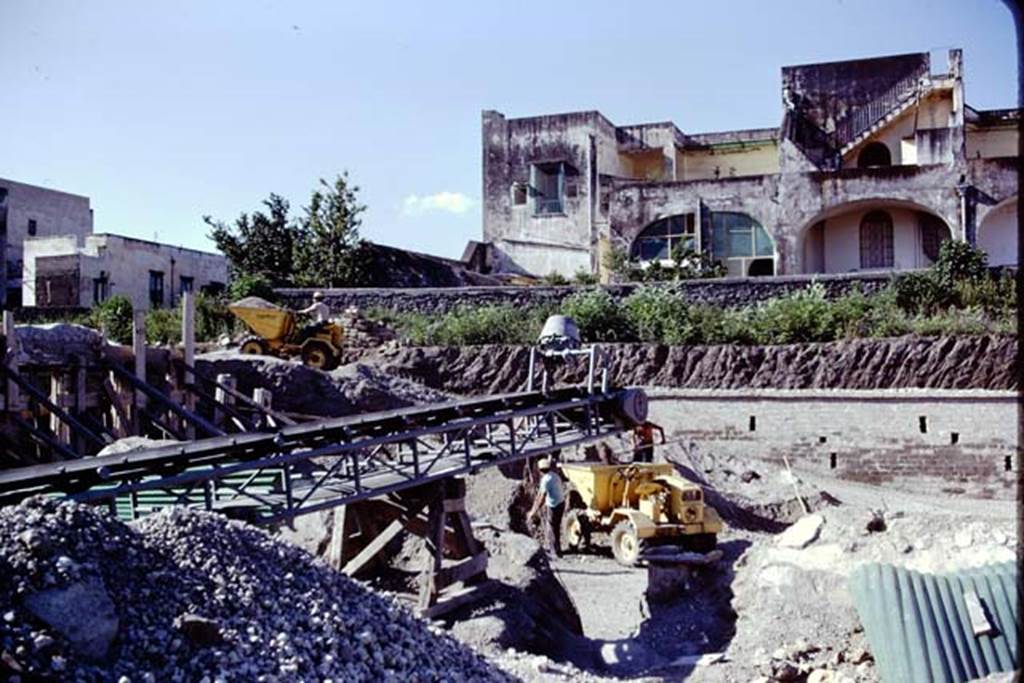 Oplontis Villa of Poppea, 1975 or 1974. South-east side of area 59, during excavation. Photo by Stanley A. Jashemski.
Source: The Wilhelmina and Stanley A. Jashemski archive in the University of Maryland Library, Special Collections (See collection page) and made available under the Creative Commons Attribution-Non Commercial License v.4. See Licence and use details. J74f0896