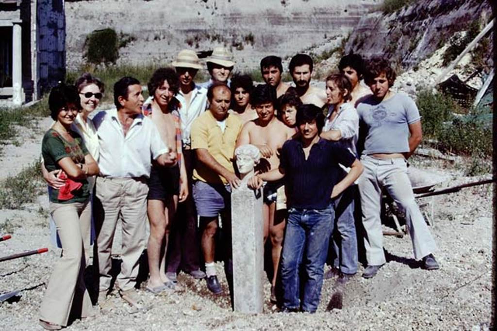 Oplontis, 1975. After the head had been photographed, our workers grouped themselves around it, for a photo with their most important find. Then the head was carried to the restorers for cleaning. Photo by Stanley A. Jashemski.
Source: The Wilhelmina and Stanley A. Jashemski archive in the University of Maryland Library, Special Collections (See collection page) and made available under the Creative Commons Attribution-Non Commercial License v.4. See Licence and use details. J74f0906