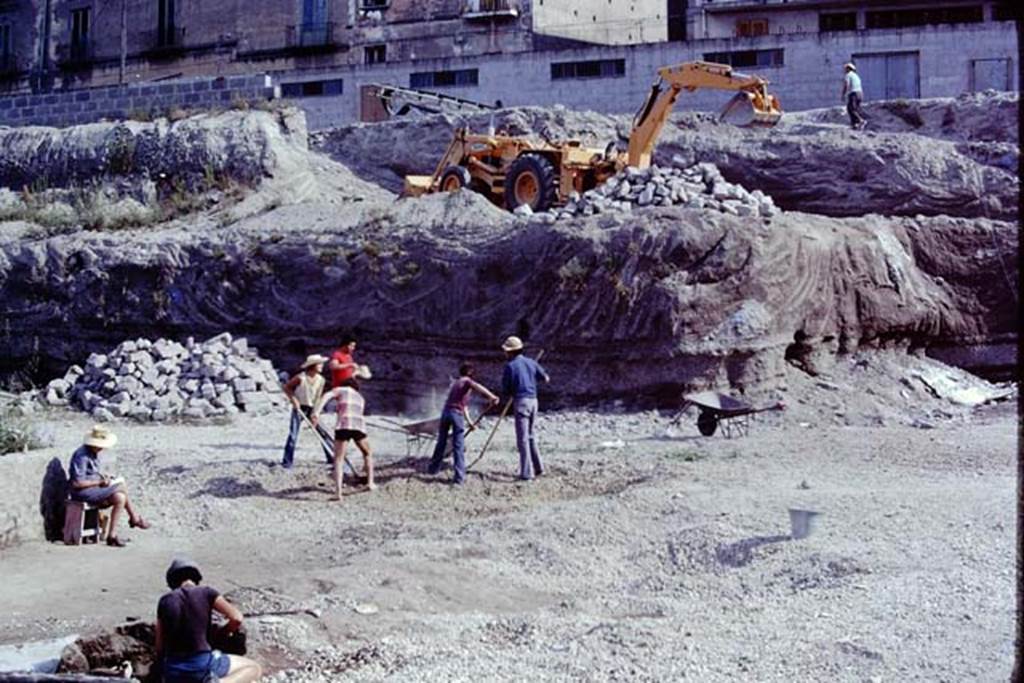 Oplontis, 1975. Wilhelmina documenting, sitting on the left, while the north garden is being dug-out both mechanically and by hand. Photo by Stanley A. Jashemski.
Source: The Wilhelmina and Stanley A. Jashemski archive in the University of Maryland Library, Special Collections (See collection page) and made available under the Creative Commons Attribution-Non Commercial License v.4. See Licence and use details. J75f0013