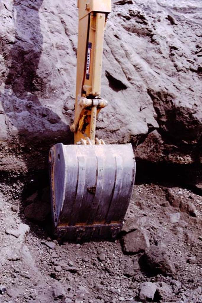 Oplontis, 1975. Digger at work. Photo by Stanley A. Jashemski.
Source: The Wilhelmina and Stanley A. Jashemski archive in the University of Maryland Library, Special Collections (See collection page) and made available under the Creative Commons Attribution-Non Commercial License v.4. See Licence and use details. J75f0040