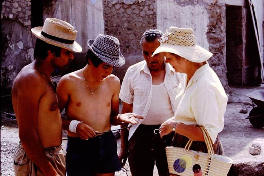 Oplontis, 1975. Discussing a discovery. Photo by Stanley A. Jashemski.
Source: The Wilhelmina and Stanley A. Jashemski archive in the University of Maryland Library, Special Collections (See collection page) and made available under the Creative Commons Attribution-Non Commercial License v.4. See Licence and use details. J75f0144
