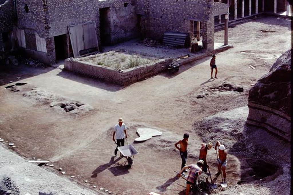 Oplontis, 1975. Excavating at original ground level in the north-east corner of the north garden. 4 tree-root cavities in a line, and two possible clumps of small trees or bushes, on the right. Photo by Stanley A. Jashemski.
Source: The Wilhelmina and Stanley A. Jashemski archive in the University of Maryland Library, Special Collections (See collection page) and made available under the Creative Commons Attribution-Non Commercial License v.4. See Licence and use details. J75f0180