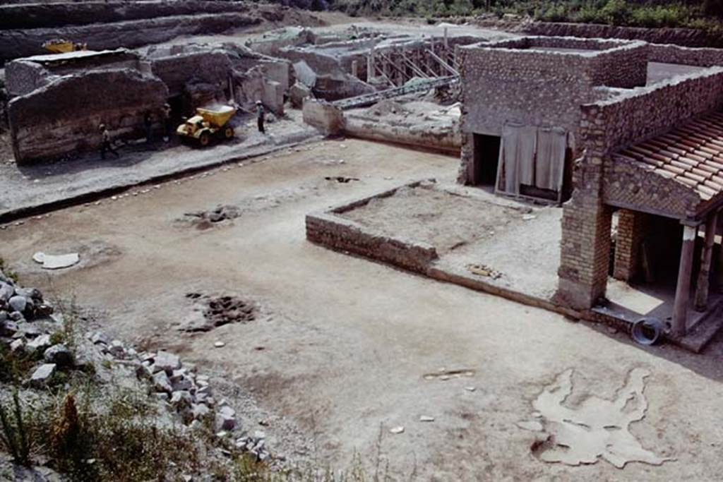 Oplontis, 1975. Looking south-east across cleaned east end of north garden, and towards east peristyle, top centre. Photo by Stanley A. Jashemski.
Source: The Wilhelmina and Stanley A. Jashemski archive in the University of Maryland Library, Special Collections (See collection page) and made available under the Creative Commons Attribution-Non Commercial License v.4. See Licence and use details. 75f0221