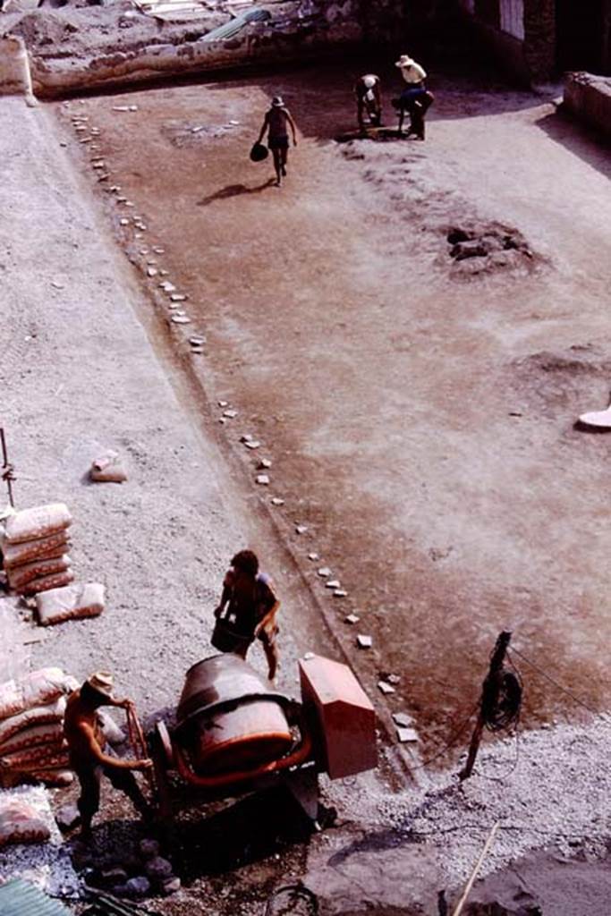 Oplontis, 1975. Mixing the cement, and filling the cavities. Looking south along the east side of the north garden. Photo by Stanley A. Jashemski.
Source: The Wilhelmina and Stanley A. Jashemski archive in the University of Maryland Library, Special Collections (See collection page) and made available under the Creative Commons Attribution-Non Commercial License v.4. See Licence and use details. J75f0271