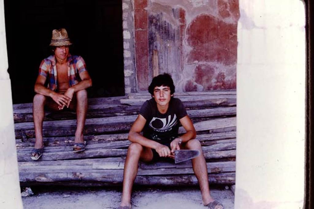 Oplontis, 1975. Taking a rest in the portico. Photo by Stanley A. Jashemski.
Source: The Wilhelmina and Stanley A. Jashemski archive in the University of Maryland Library, Special Collections (See collection page) and made available under the Creative Commons Attribution-Non Commercial License v.4. See Licence and use details. J75f0489