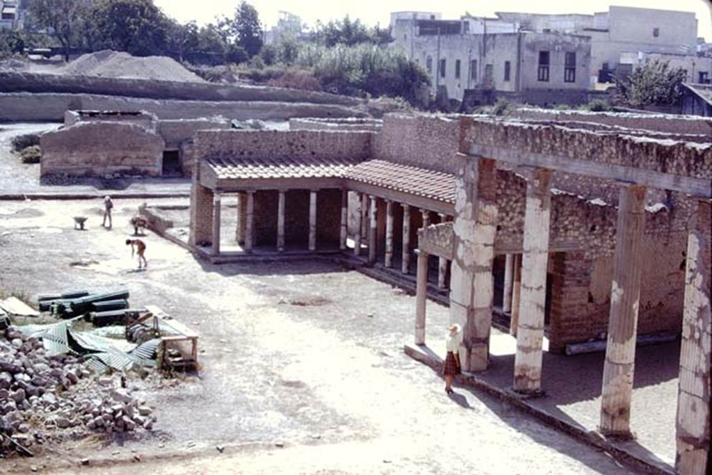 Oplontis, 1975.Looking east across north garden, showing line of west to east path, and north to south leading to centre of room 21. Photo by Stanley A. Jashemski.
Source: The Wilhelmina and Stanley A. Jashemski archive in the University of Maryland Library, Special Collections (See collection page) and made available under the Creative Commons Attribution-Non Commercial License v.4. See Licence and use details. J75f0394