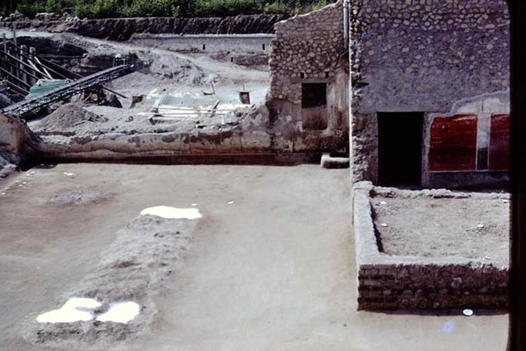 Oplontis, 1975. Looking south at east end of north garden towards area 59, the south-east peristyle, and room 58, with painted exterior wall of room 55.
Photo by Stanley A. Jashemski.
Source: The Wilhelmina and Stanley A. Jashemski archive in the University of Maryland Library, Special Collections (See collection page) and made available under the Creative Commons Attribution-Non Commercial License v.4. See Licence and use details. J75f0460