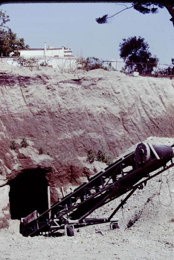 Oplontis, 1977. Digging out the debris on the east side. Photo by Stanley A. Jashemski.
Source: The Wilhelmina and Stanley A. Jashemski archive in the University of Maryland Library, Special Collections (See collection page) and made available under the Creative Commons Attribution-Non Commercial License v.4. See Licence and use details. J77f0114