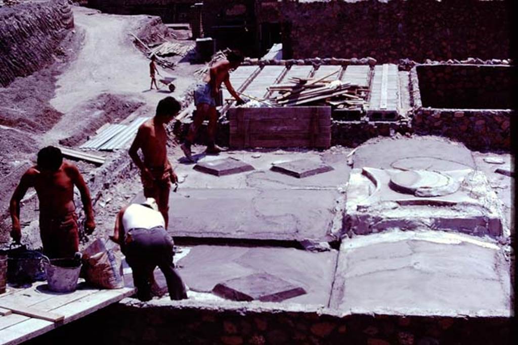 Oplontis, 1977. Reconstructing the roof of room 74. Photo by Stanley A. Jashemski.
Source: The Wilhelmina and Stanley A. Jashemski archive in the University of Maryland Library, Special Collections (See collection page) and made available under the Creative Commons Attribution-Non Commercial License v.4. See Licence and use details. J77f0121