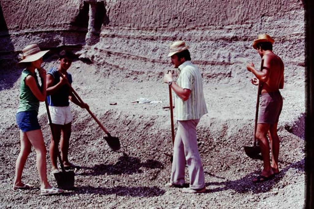 Oplontis, 1977. Taking a pause in their digging. Photo by Stanley A. Jashemski.
Source: The Wilhelmina and Stanley A. Jashemski archive in the University of Maryland Library, Special Collections (See collection page) and made available under the Creative Commons Attribution-Non Commercial License v.4. See Licence and use details. J77f0126