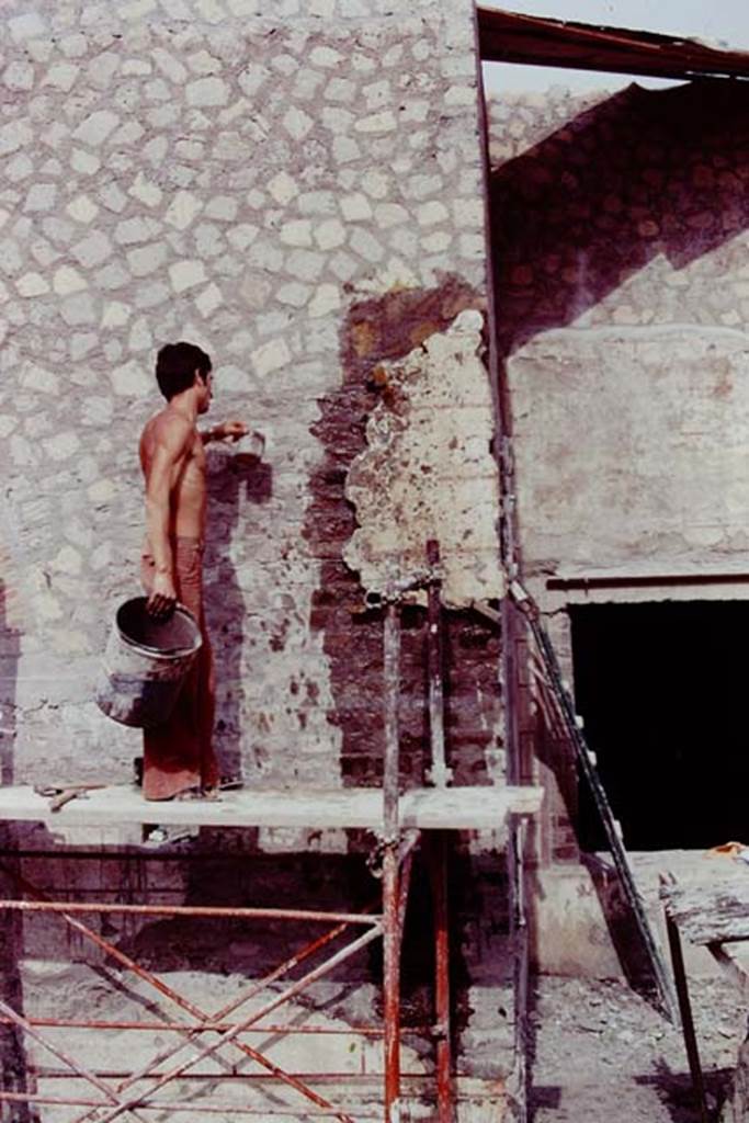 Oplontis, 1977. Re-attaching the painted plaster. Photo by Stanley A. Jashemski.
Source: The Wilhelmina and Stanley A. Jashemski archive in the University of Maryland Library, Special Collections (See collection page) and made available under the Creative Commons Attribution-Non Commercial License v.4. See Licence and use details. J77f0133