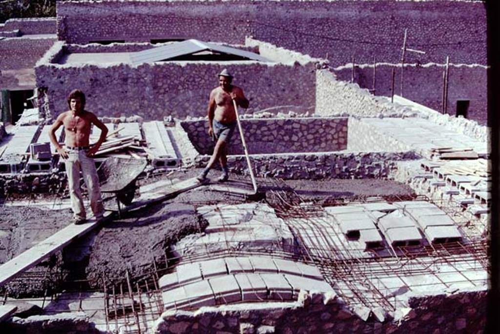 Oplontis, 1977. Reconstructing the villa roof. Photo by Stanley A. Jashemski.
Source: The Wilhelmina and Stanley A. Jashemski archive in the University of Maryland Library, Special Collections (See collection page) and made available under the Creative Commons Attribution-Non Commercial License v.4. See Licence and use details. J77f0145