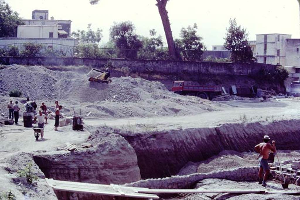 Oplontis, 1977. Looking east from above room 74, towards the still unexcavated area, above the pool. Photo by Stanley A. Jashemski.
Source: The Wilhelmina and Stanley A. Jashemski archive in the University of Maryland Library, Special Collections (See collection page) and made available under the Creative Commons Attribution-Non Commercial License v.4. See Licence and use details. J77f0148