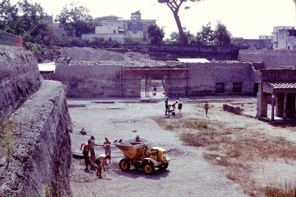 Oplontis, 1977. Looking east along north side of the rear garden, towards large doorway of room 69. Photo by Stanley A. Jashemski.
Source: The Wilhelmina and Stanley A. Jashemski archive in the University of Maryland Library, Special Collections (See collection page) and made available under the Creative Commons Attribution-Non Commercial License v.4. See Licence and use details. J77f0149