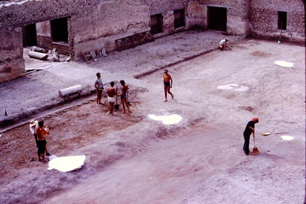 Oplontis, 1977. Cleaning up the area for the balloon photos. Photo by Stanley A. Jashemski.
Source: The Wilhelmina and Stanley A. Jashemski archive in the University of Maryland Library, Special Collections (See collection page) and made available under the Creative Commons Attribution-Non Commercial License v.4. See Licence and use details. J77f0242