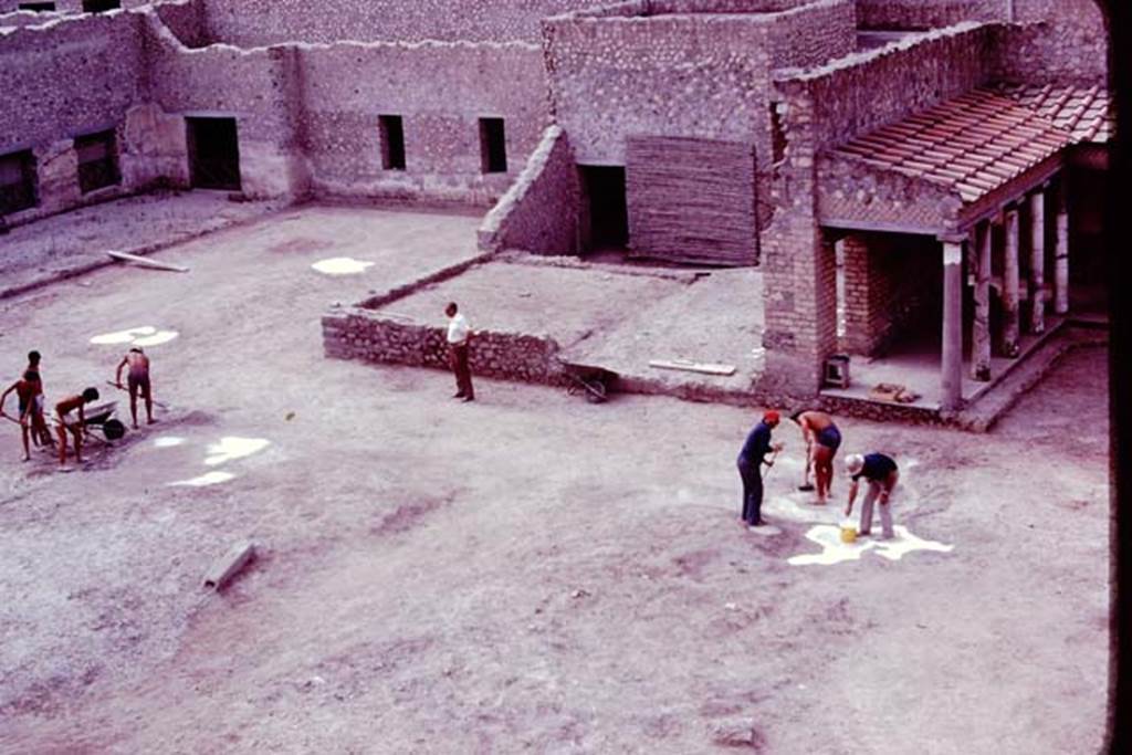 Oplontis, 1977. Cleaning and tidying the north garden, ready for the “balloon” photos. The root cavities are being painted white, to ensure they show up from the air. Photo by Stanley A. Jashemski.
Source: The Wilhelmina and Stanley A. Jashemski archive in the University of Maryland Library, Special Collections (See collection page) and made available under the Creative Commons Attribution-Non Commercial License v.4. See Licence and use details. J77f0248