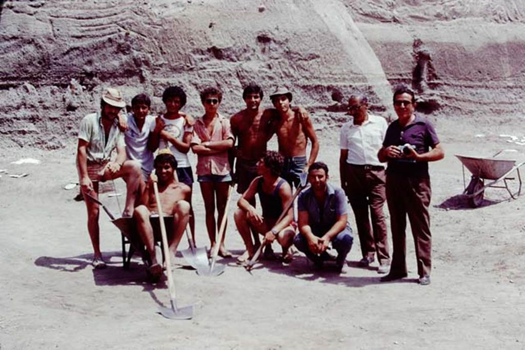 Oplontis, 1977. Group photo of the workers. Photo by Stanley A. Jashemski.
Source: The Wilhelmina and Stanley A. Jashemski archive in the University of Maryland Library, Special Collections (See collection page) and made available under the Creative Commons Attribution-Non Commercial License v.4. See Licence and use details. J77f0300