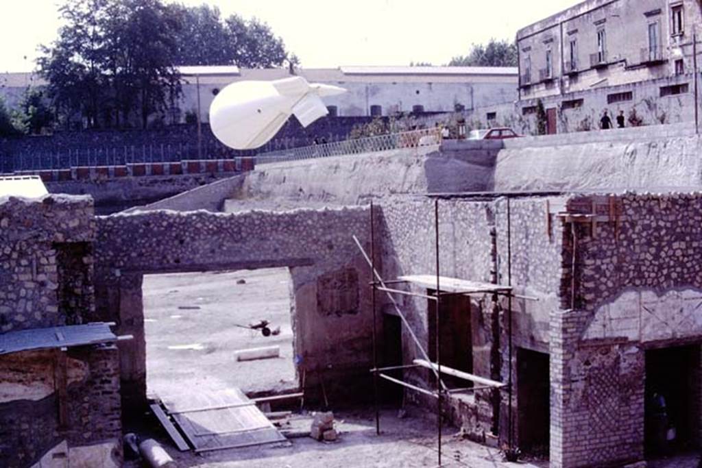 Oplontis, 1977. Looking north-west towards the balloon flying above north garden.
In the centre under the balloon is the doorway from room 69. On the right of doorway 69, is a doorway to room 71, the window into room 70 a small courtyard garden, and doorway to room 72. Photo by Stanley A. Jashemski.
Source: The Wilhelmina and Stanley A. Jashemski archive in the University of Maryland Library, Special Collections (See collection page) and made available under the Creative Commons Attribution-Non Commercial License v.4. See Licence and use details. J77f0309