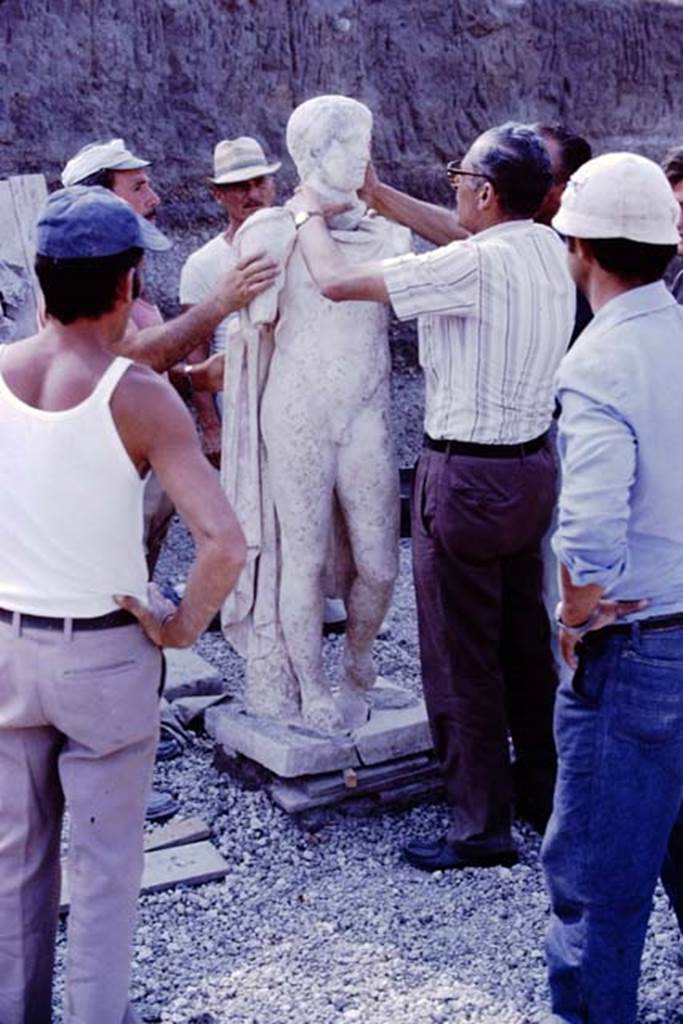 Oplontis, 1978. The statue of an ephebos re-united with his head.
Photo by Stanley A. Jashemski.
Source: The Wilhelmina and Stanley A. Jashemski archive in the University of Maryland Library, Special Collections (See collection page) and made available under the Creative Commons Attribution-Non Commercial License v.4. See Licence and use details.
J78f0046