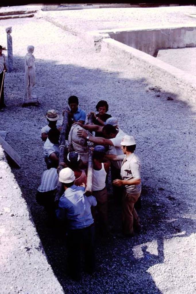Oplontis, 1978. Statue of Nike being placed on its original base. Photo by Stanley A. Jashemski.
Source: The Wilhelmina and Stanley A. Jashemski archive in the University of Maryland Library, Special Collections (See collection page) and made available under the Creative Commons Attribution-Non Commercial License v.4. See Licence and use details. J78f0060