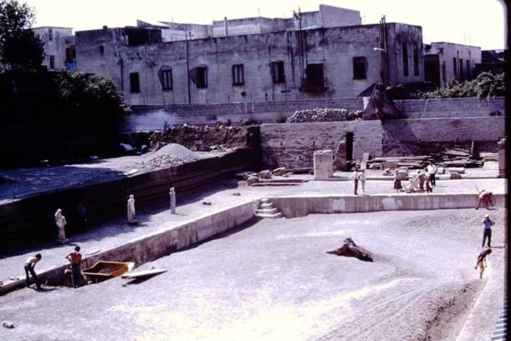 Oplontis, 1978. Looking towards the south-east corner of the pool, with statues in their positions. Photo by Stanley A. Jashemski.
Source: The Wilhelmina and Stanley A. Jashemski archive in the University of Maryland Library, Special Collections (See collection page) and made available under the Creative Commons Attribution-Non Commercial License v.4. See Licence and use details. J78f0061