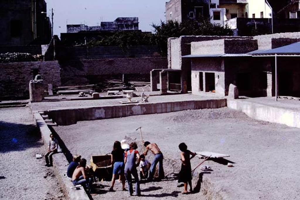 Oplontis, 1978. Area 92, looking south during excavations in pool. Photo by Stanley A. Jashemski.
Source: The Wilhelmina and Stanley A. Jashemski archive in the University of Maryland Library, Special Collections (See collection page) and made available under the Creative Commons Attribution-Non Commercial License v.4. See Licence and use details. J78f0056