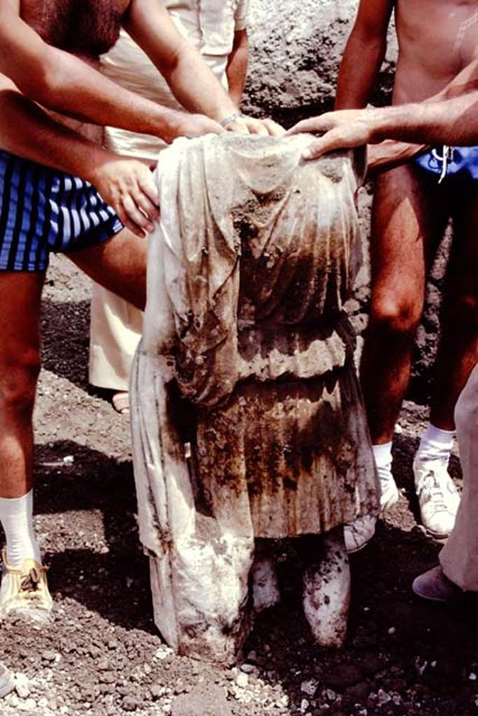 Oplontis Villa of Poppea, July 1983. Removing statue from the lapilli.
Source: The Wilhelmina and Stanley A. Jashemski archive in the University of Maryland Library, Special Collections (See collection page) and made available under the Creative Commons Attribution-Non Commercial License v.4. See Licence and use details. Oplo0232
